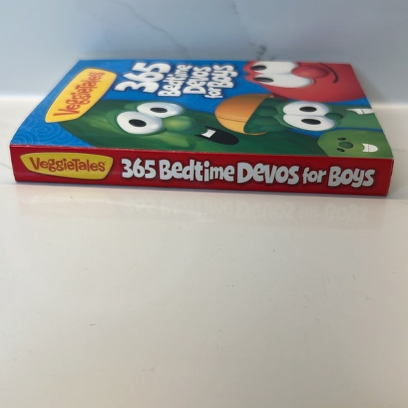 VeggieTales 365 Bedtime Devotions for Boys - Picture 6 of 6